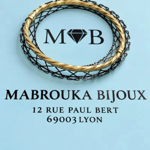Bracelet Zeina tressé en or jaune 18 carats sur fond turquoise Mabrouka Bijoux