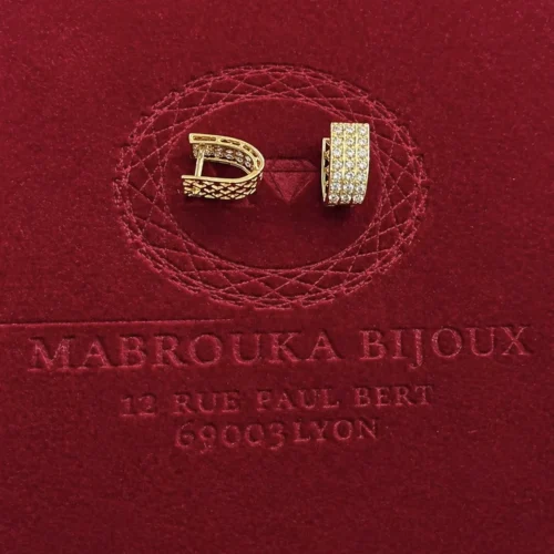 Boucles d’oreilles Flora maille grillage en or 18 carats sur fond bordeaux Mabrouka Bijoux