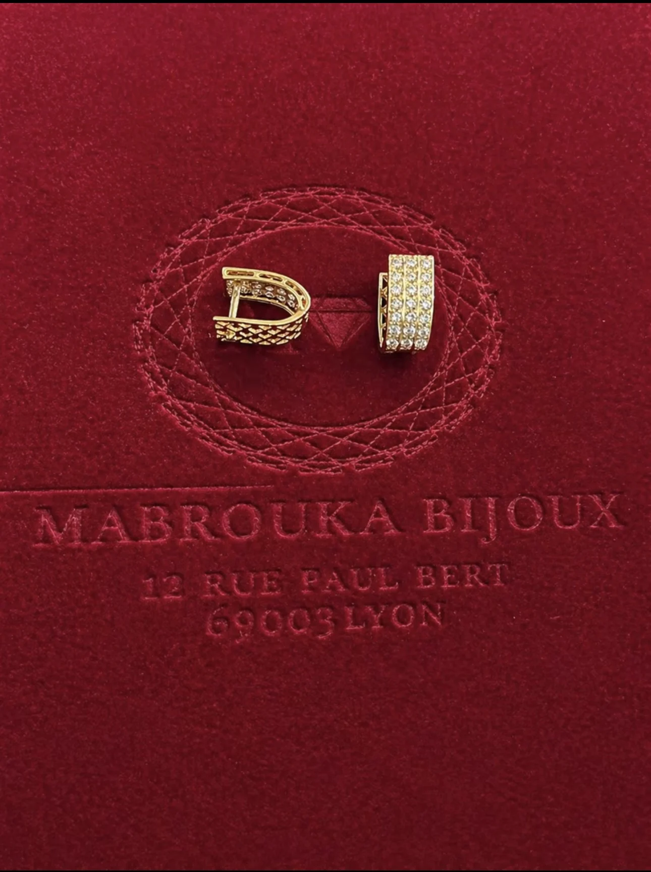 IMG_6051.webp Boucles d’oreilles Flora maille grillage en or 18 carats sur fond bordeaux Mabrouka Bijoux