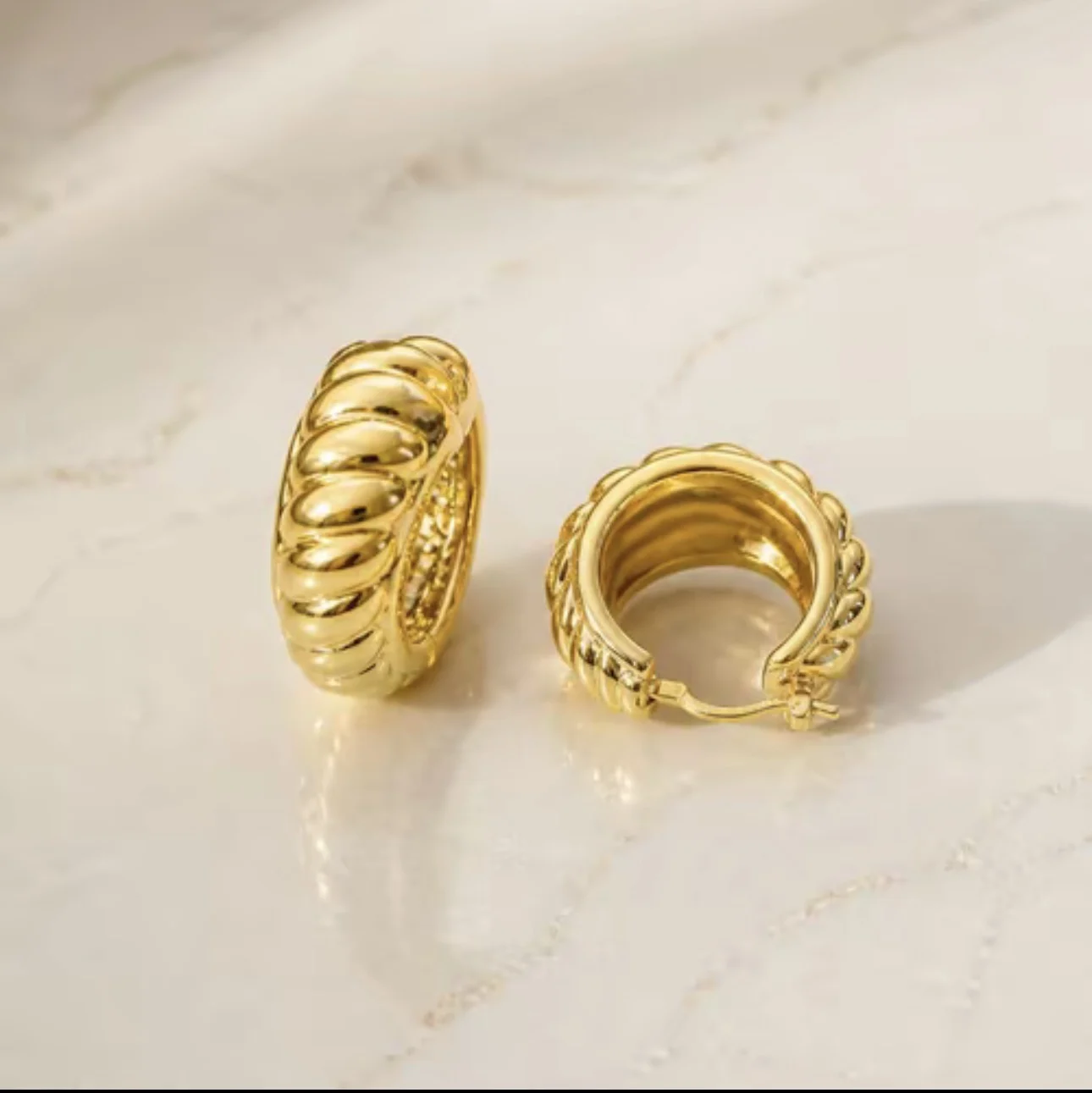 IMG_6057.webp Boucles d'oreilles Anissa en or jaune 18 carats, 3,38 g, fond beige