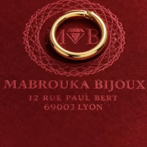 Bague Fabulous en or jaune 18 carats, anneau bombé 4,68 g, fond bordeaux Mabrouka Bijoux