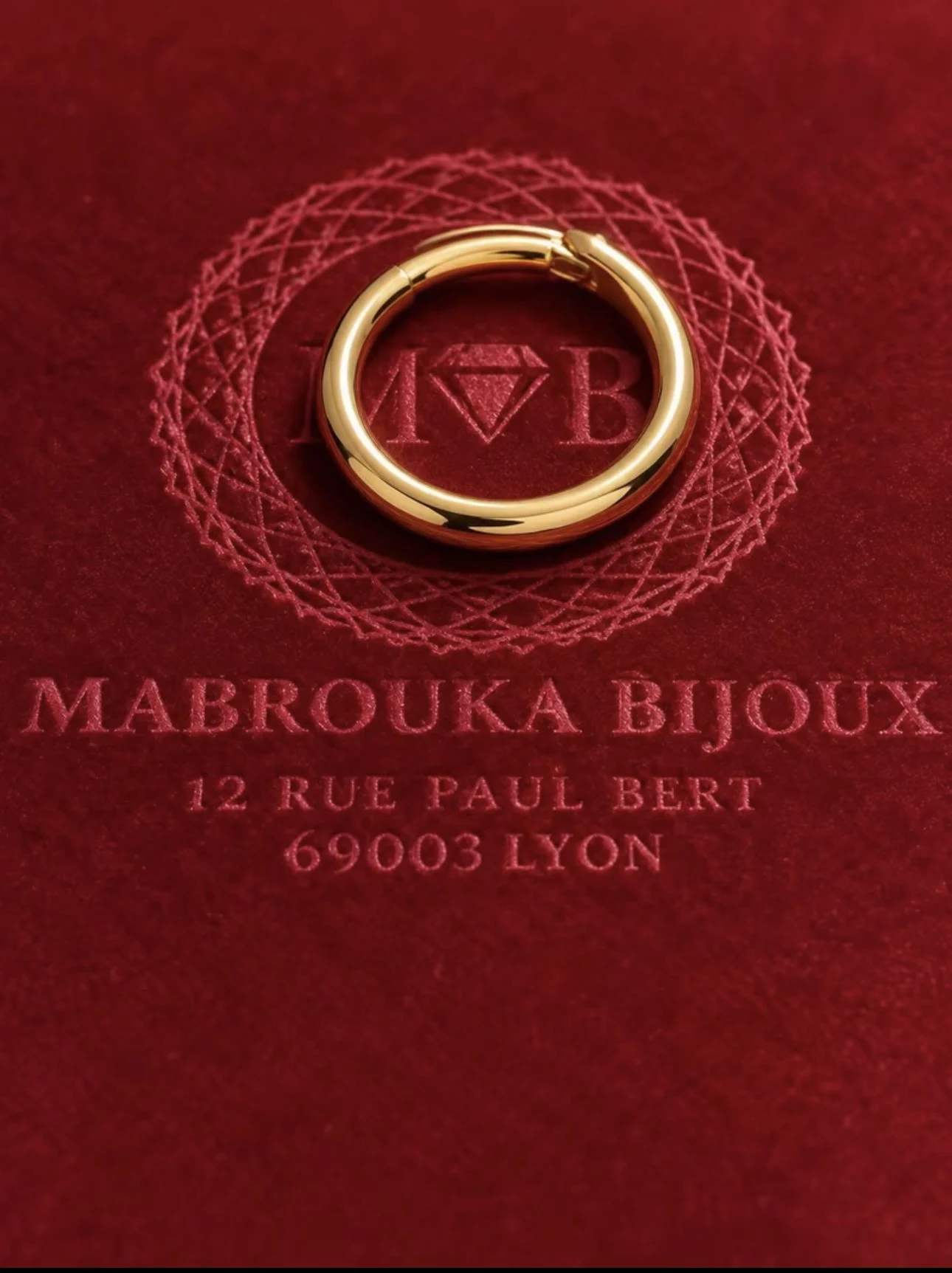 IMG_6060.webp Bague Fabulous en or jaune 18 carats, anneau bombé 4,68 g, fond bordeaux Mabrouka Bijoux